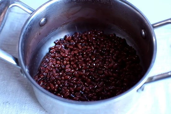 Nấu đậu đỏ khoảng 1 tiếng cho chín mềm