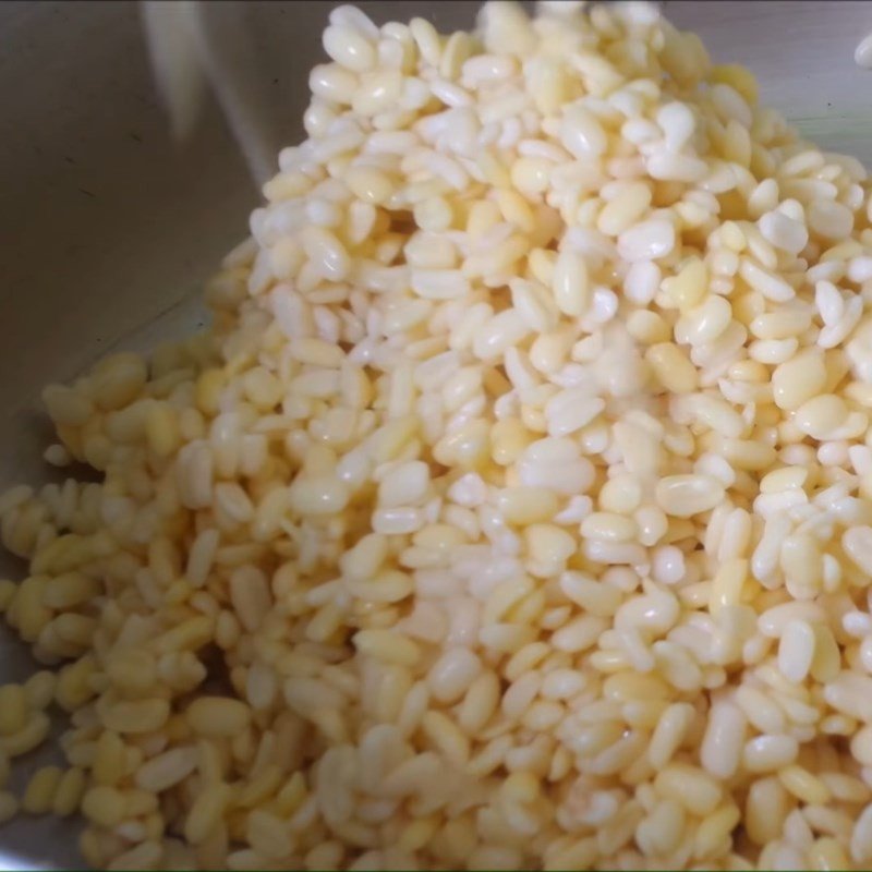 Nấu đậu xanh cùng nước dừa cho đến khi hạt mềm bùi