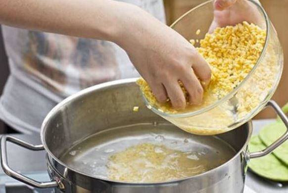 Nấu đậu xanh không vỏ trên bếp với lửa nhỏ sau khi ngâm