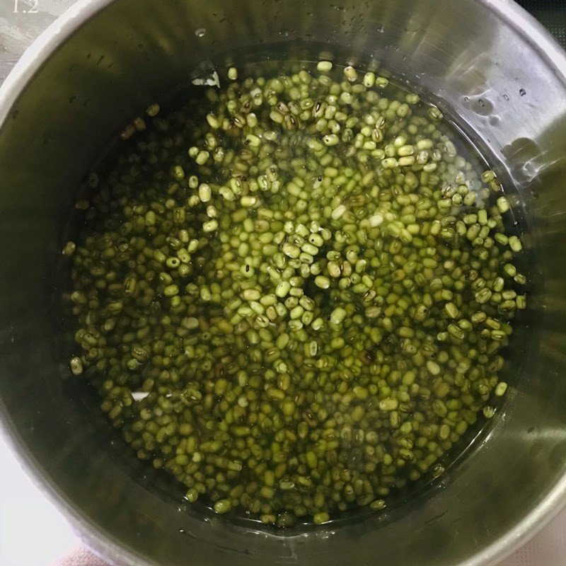 Nấu đậu xanh trong nồi cho món chè đậu xanh bột báng