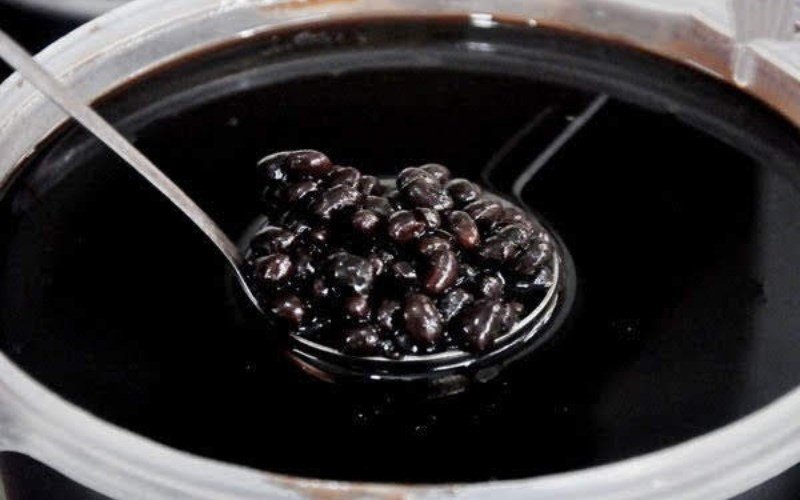 Nấu đỗ đen với lửa nhỏ giúp chè nhanh nhừ và giữ trọn dưỡng chất