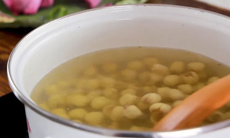 Nấu hạt sen mềm bùi cho món chè long nhãn