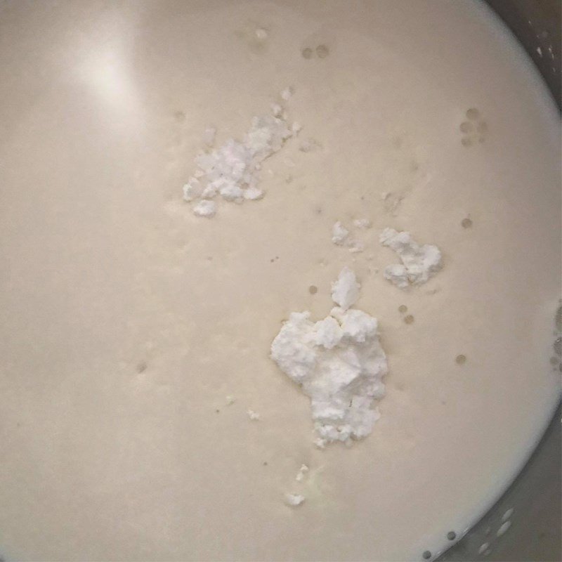 Nấu hỗn hợp kem sữa cho món bánh sữa tươi chiên