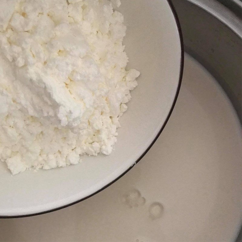 Nấu hỗn hợp sữa và bột bắp cho bánh sữa chiên