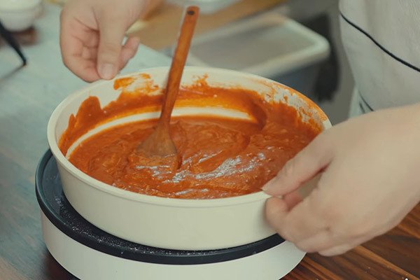 Nấu hỗn hợp xốt cay đặc trưng cho món bánh gạo Hàn Quốc