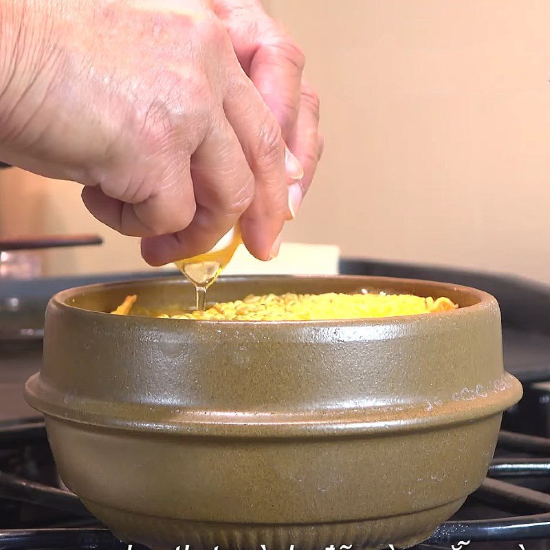 Nấu mì và trứng cho món mì cay kim chi