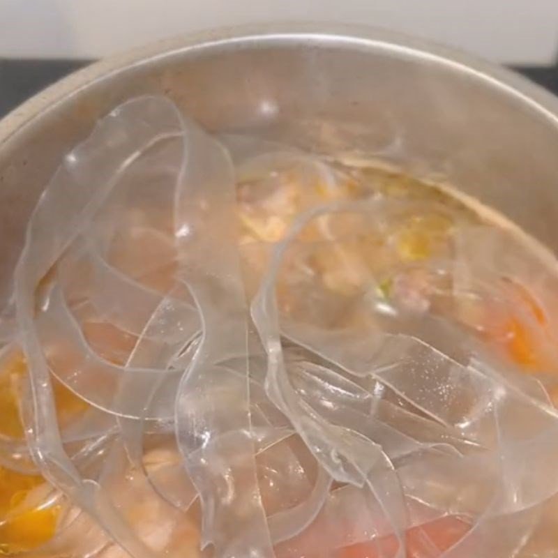 Nấu miến dong sợi to trong nước dùng sá sùng bầu