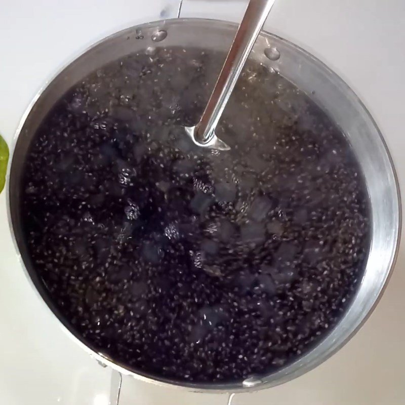 Nấu nha đam đường phèn với hoa đậu biếc và hạt chia