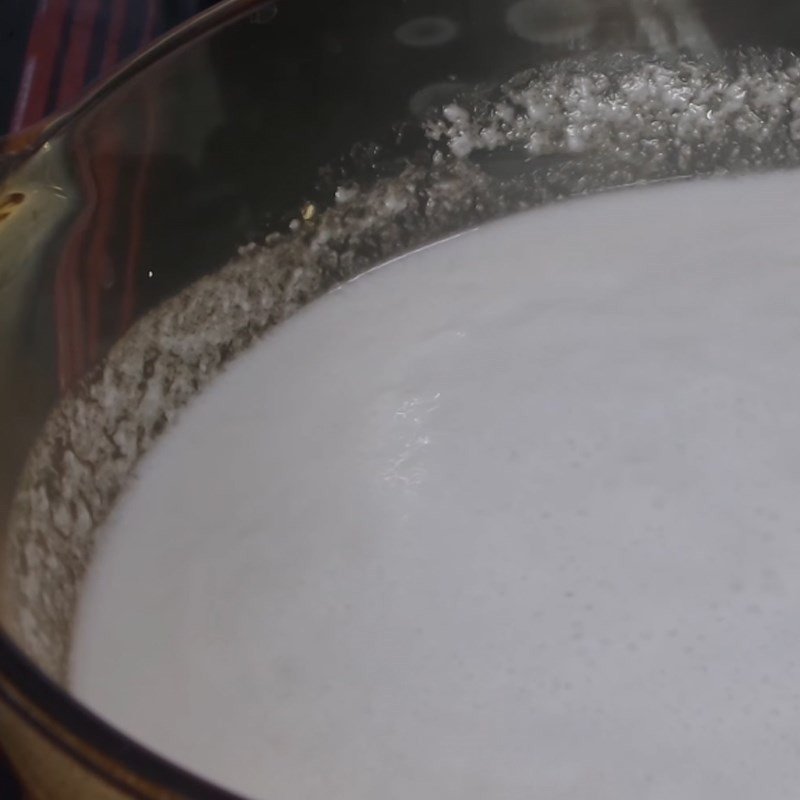 Nấu nước cốt dừa béo ngậy cho chè chuối đậu xanh