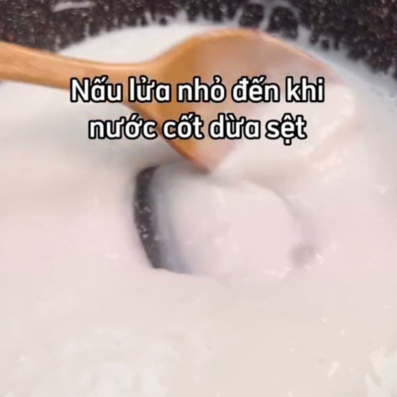 Nấu nước cốt dừa sánh mịn ăn kèm bánh bắp hấp