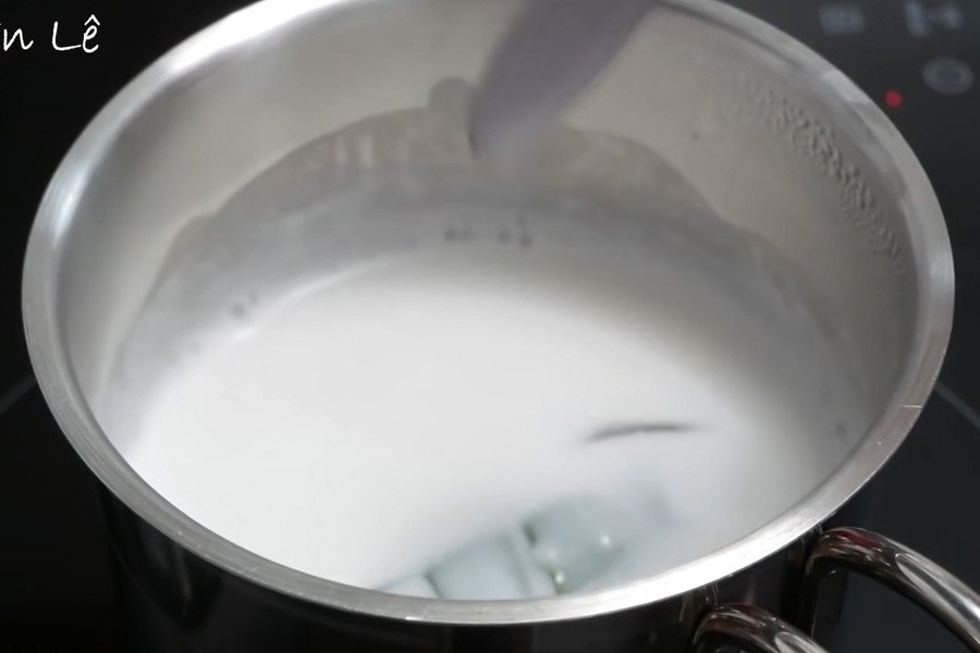 Nấu nước cốt dừa sánh mịn cho chè thập cẩm