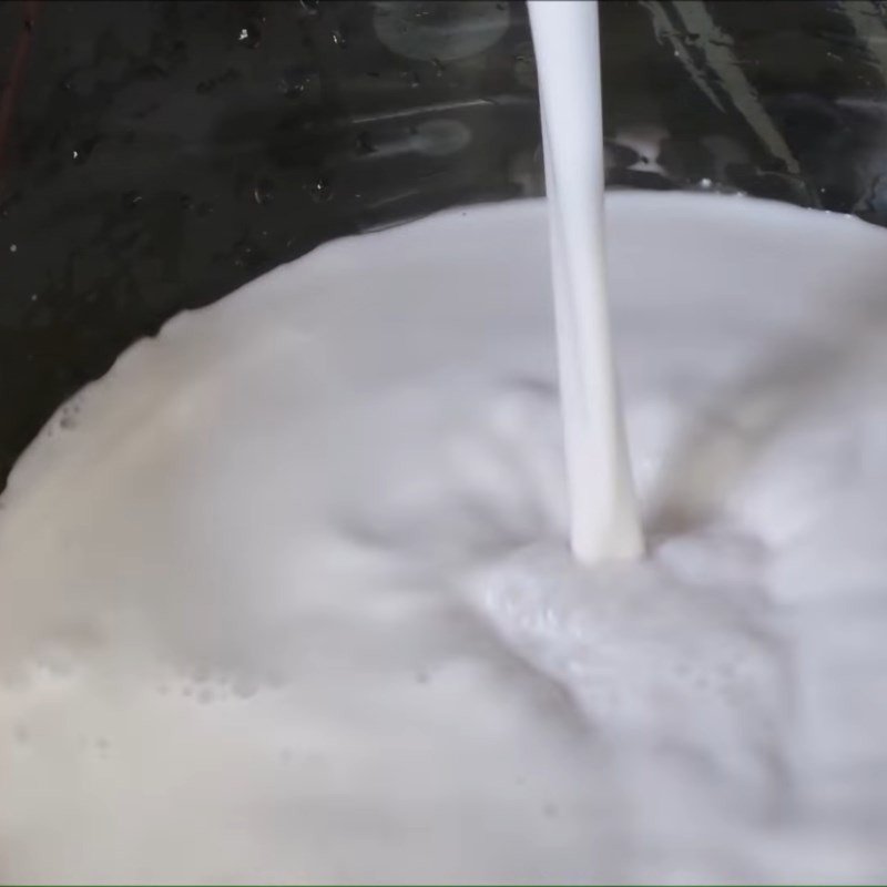 Nấu nước cốt dừa sánh mịn, thơm lừng với đường và muối