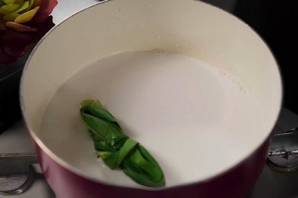 Nấu nước cốt dừa