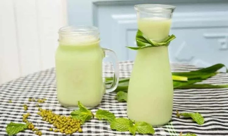 Nấu nước đậu xanh lá dứa tại nhà