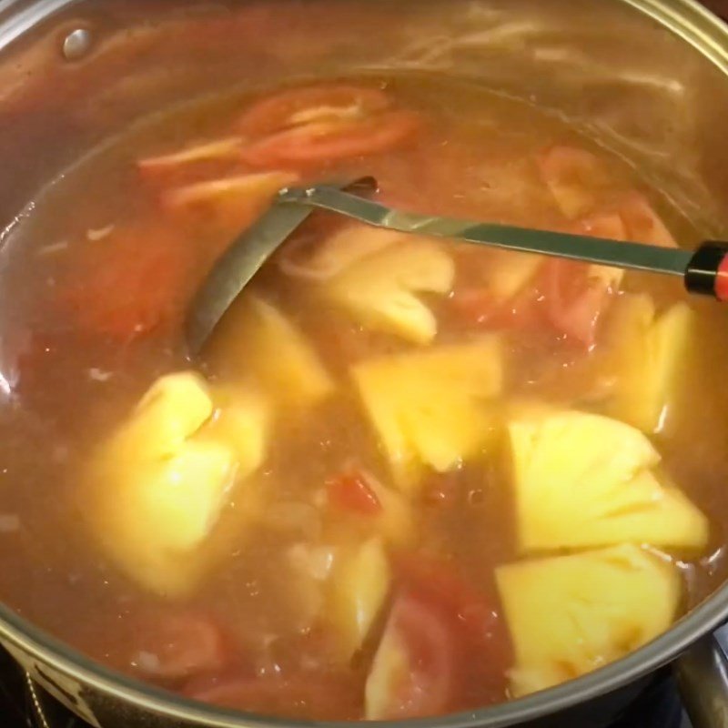 Nấu nước dùng bún cá rô miền Bắc