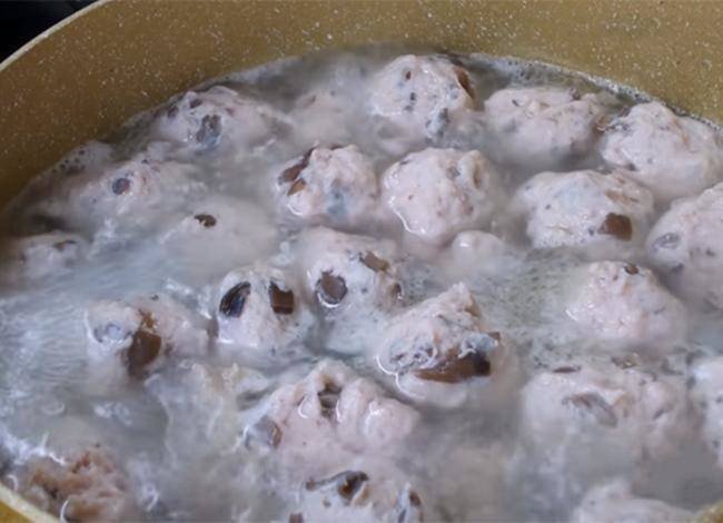 Nấu nước dùng bún mọc sườn với sườn non và viên mọc