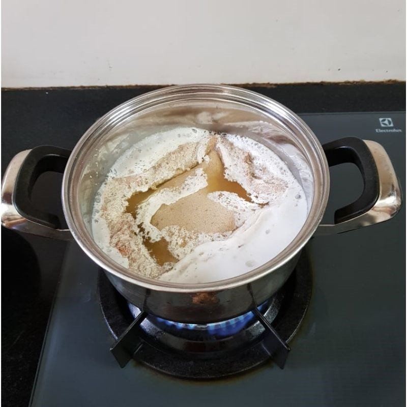 Nấu nước dùng cua đồng cho canh mồng tơi