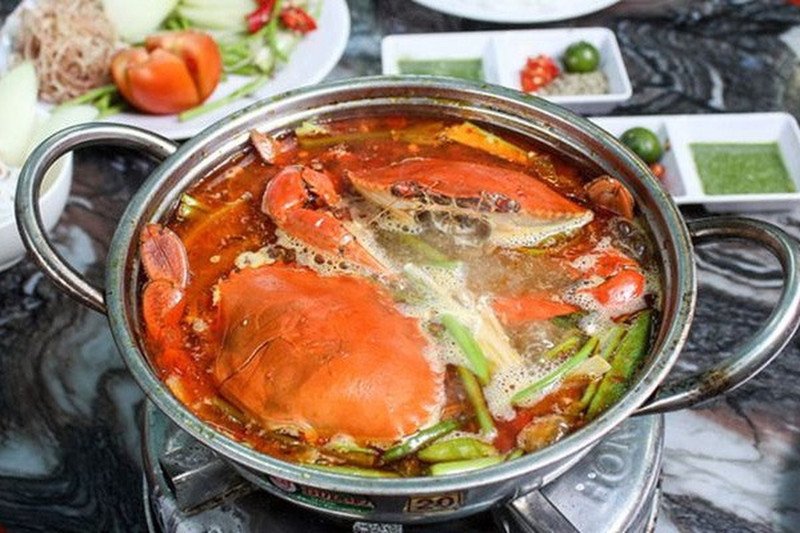Nấu nước dùng lẩu cua biển mồng tơi với cua và ngô