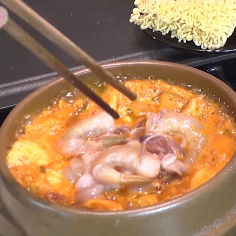 Nấu nước dùng mì cay kim chi với hải sản