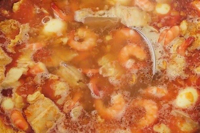 Nấu nước dùng mì Quảng thịt heo thơm ngon