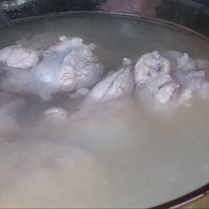 Nấu nước dùng xương heo cho bún cá lóc