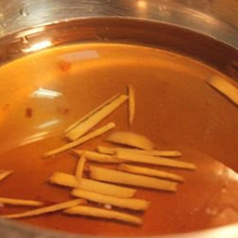 Nấu nước đường gừng sánh mịn cho món xôi chè gừng