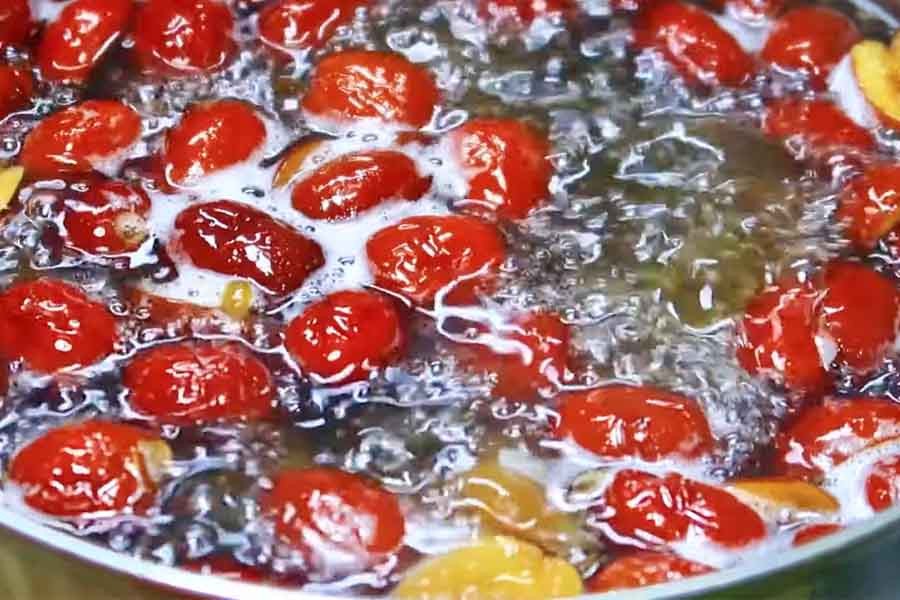 Nấu nước đường phèn và hớt bọt để nước cốt sâm bổ lượng trong veo và ngọt thanh.