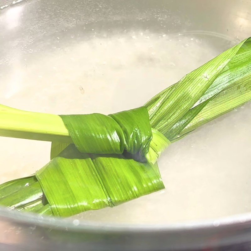 Nấu nước đường và lá dứa cho món chè khoai dẻo