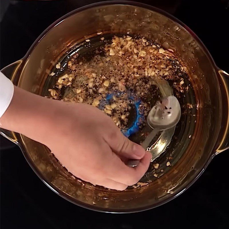 Nấu nước lẩu cua bầu