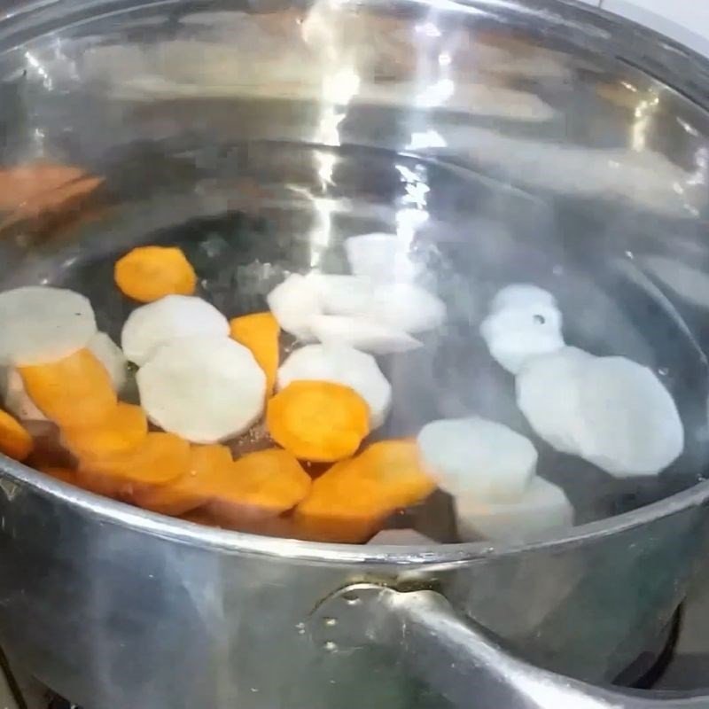 Nấu nước lẩu Thái hột vịt lộn với rau củ để tạo vị ngọt tự nhiên