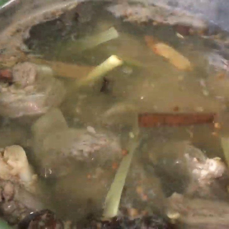 Nấu nước lẩu xương bò với sả, hoa hồi, quế chi