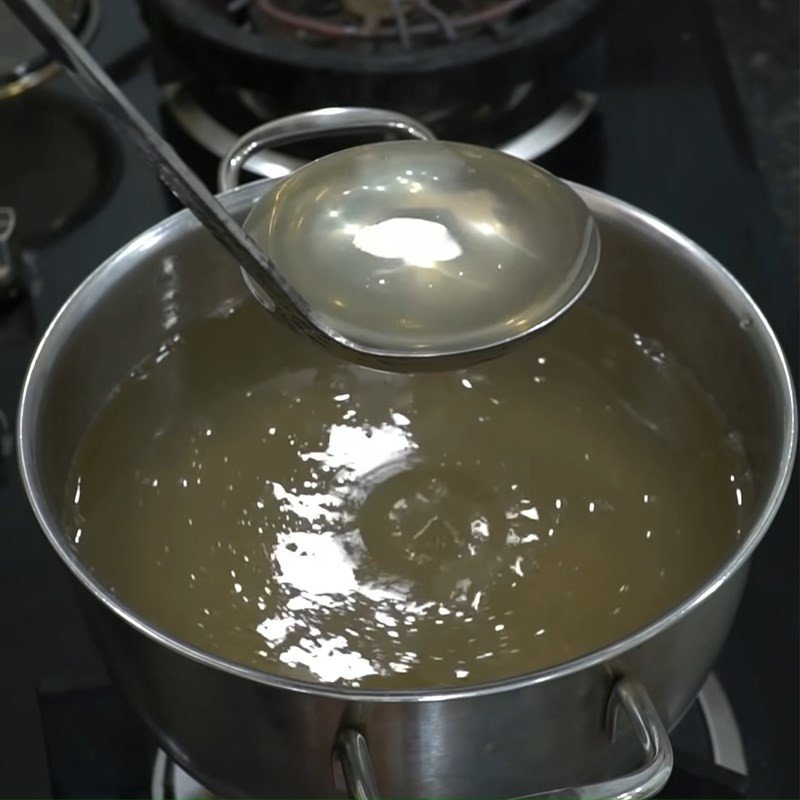 Nấu nước rau câu để làm rau câu sợi giòn