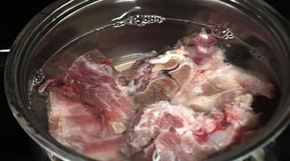 Nấu riêu cua nổi từng mảng