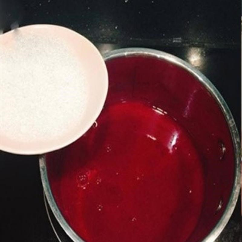 Nấu siro dâu tằm trên bếp