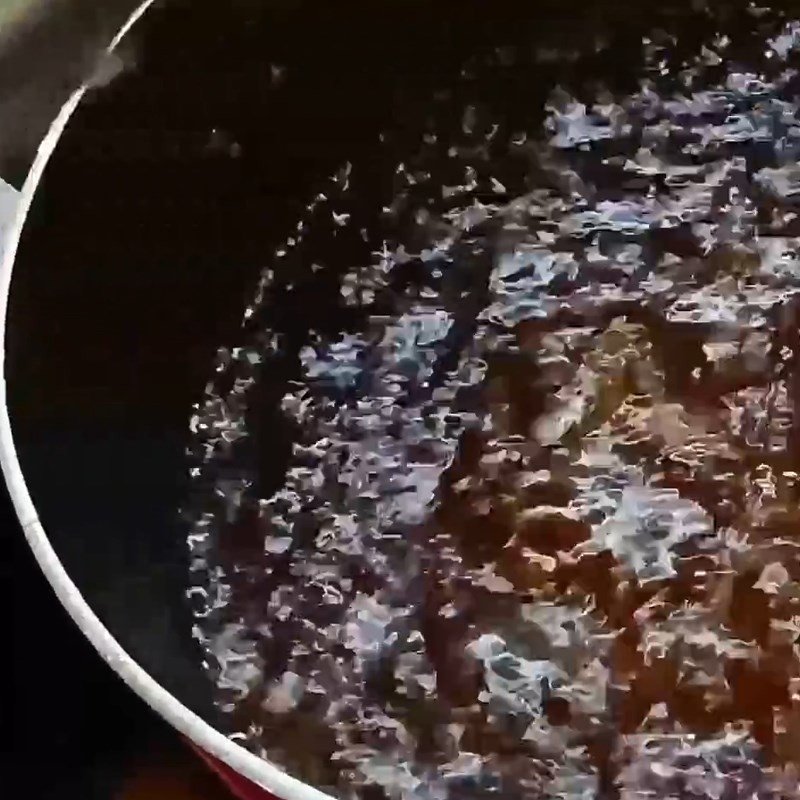 Nấu sôi nước đường nâu trong nồi trước khi cho gạo nếp vào