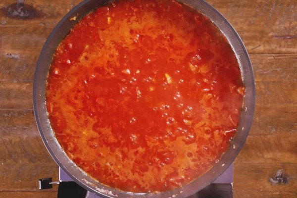 Nấu sốt cà chua cho xíu mại thịt heo