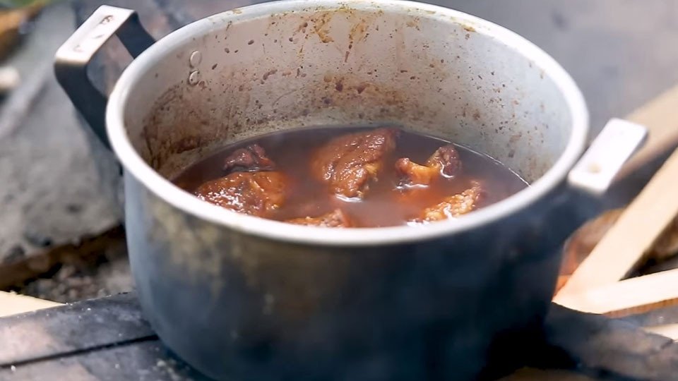 Nấu thịt đến khi mềm và ngấm đều gia vị