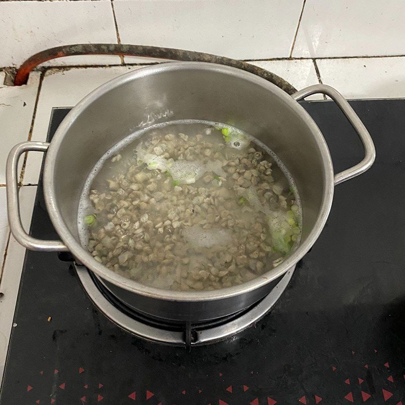 Nấu thịt hến trong nồi canh