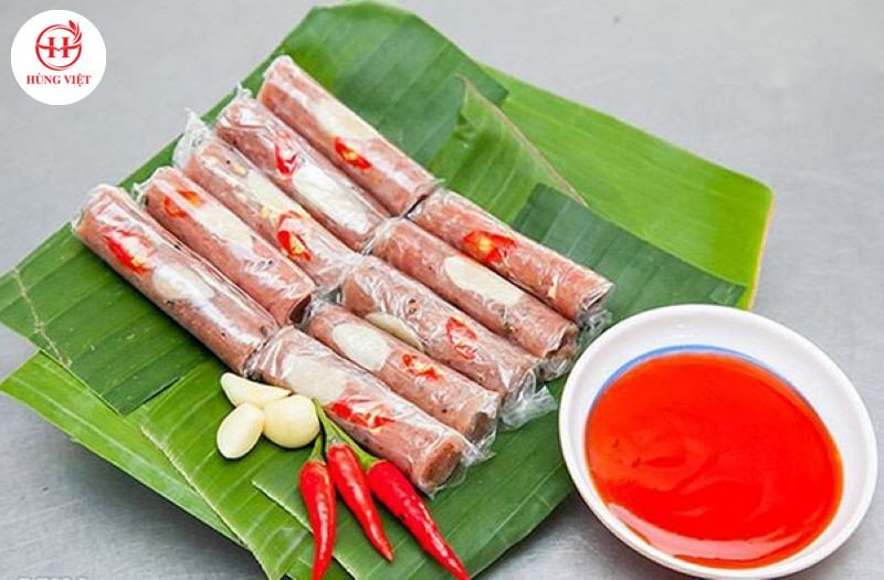 Nem chua chấm cùng tương ớt cay nồng hấp dẫn