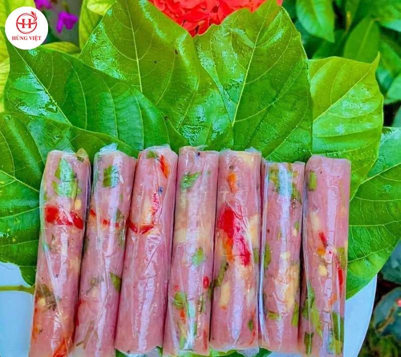 Nem chua thịt heo ăn kèm lá sung