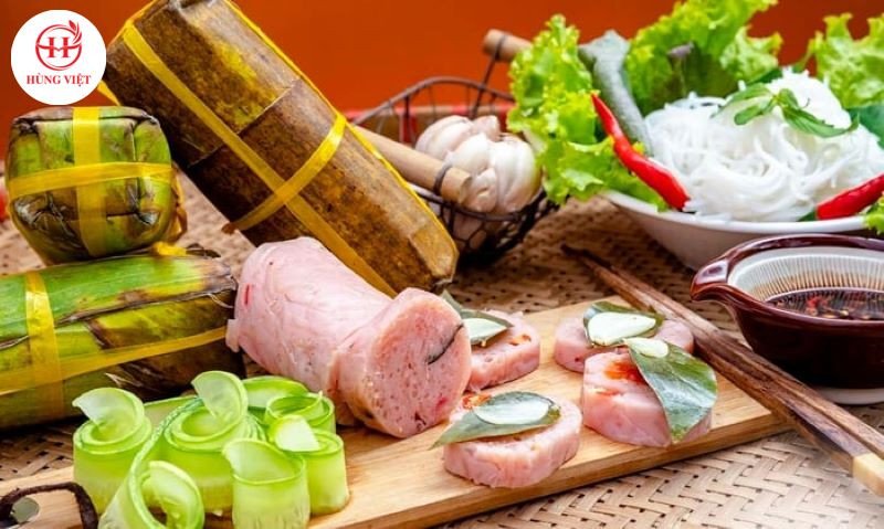 Nem chua thưởng thức cùng bún và nhiều loại rau sống