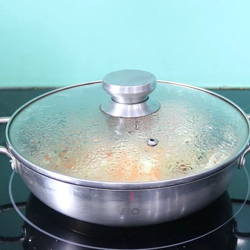 Nêm nếm gia vị cho món su hào cà rốt xào để đạt được hương vị đậm đà.