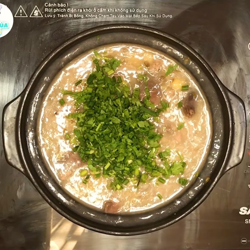 Nêm nếm gia vị cho nồi cháo bồ câu đậu xanh hạt sen vừa ăn, tạo nên hương vị đậm đà