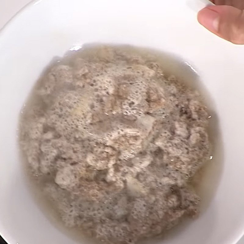 Nêm nếm gia vị cho nồi nước dùng canh riêu cua đậm đà