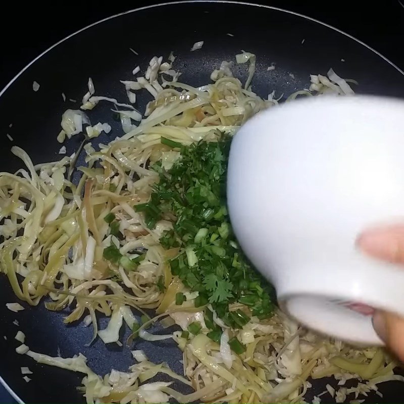 Nêm nếm gia vị đậm đà cho món hoa chuối xào