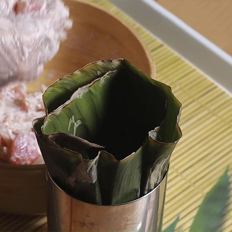 Nén chặt dăm bông trong khuôn bằng tấm lót và bộ phận ép