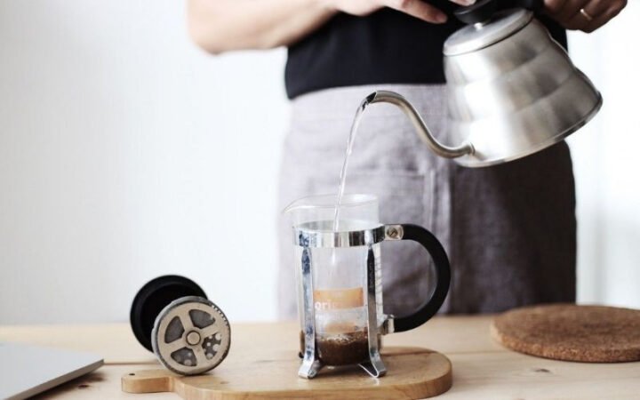 Nên cho bột vào nước nóng (70-80 độ C) thì khi đó, ca cao sẽ tan ra dễ dàng và có vị béo hơn