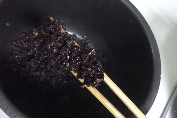 Nếp cẩm đã nấu chín đạt độ dẻo mịn và màu sắc tím đặc trưng