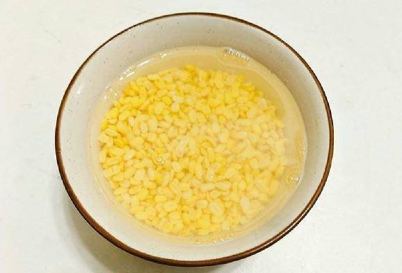 Ngâm đậu xanh không vỏ trong nước sạch để hạt nở mềm