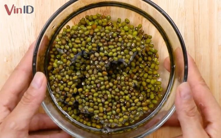 Ngâm đậu xanh trước khi chế biến